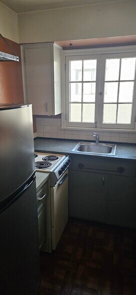 Kitchen - 1740 W Riverside Ave