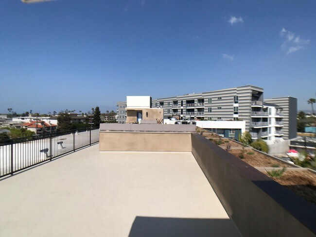 Building Photo - Louise Eleven