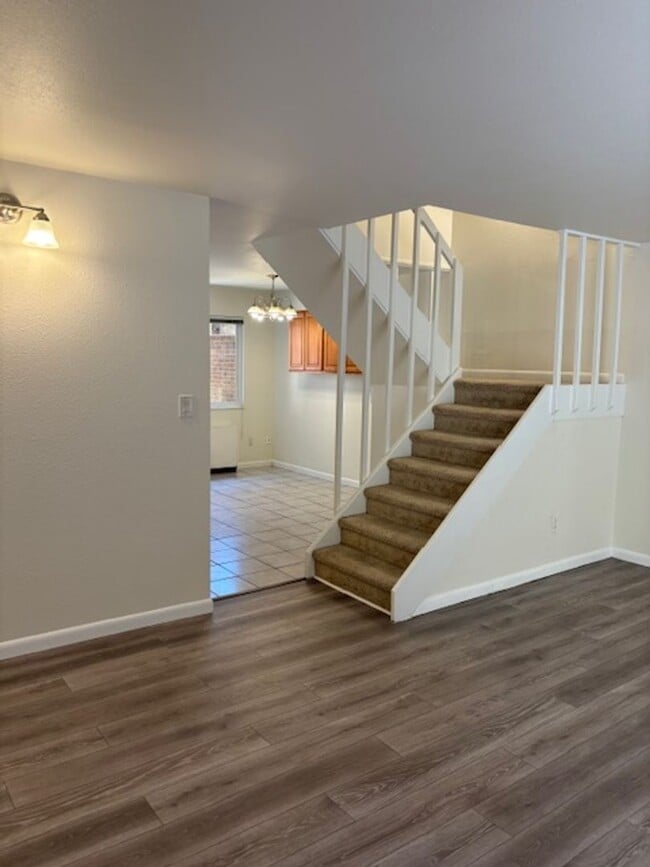 Building Photo - Close to Campus 2BD/1.5 BA Townhouse - Ava...