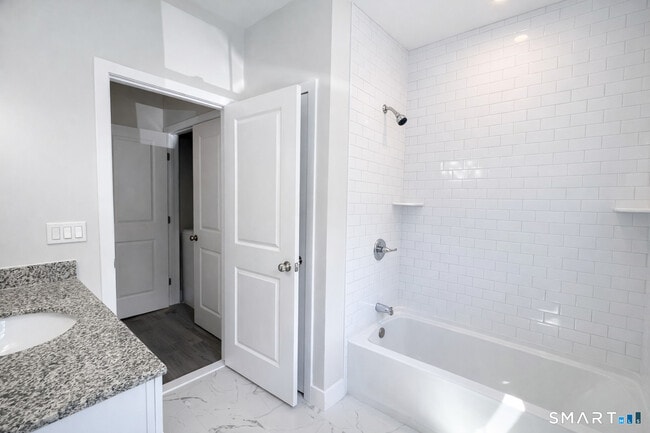 Building Photo - 24 Glen Rd