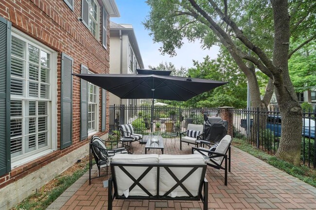 Building Photo - 5136 Chevy Chase Dr