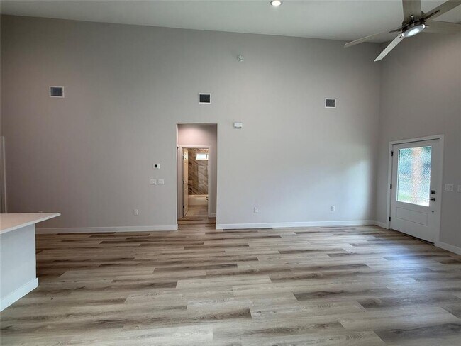 Building Photo - 817 5th