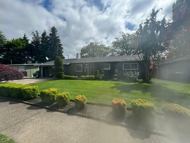 Building Photo - ?Lovely 3bed/2bath Ranch style home with HUGE private yard in ?
