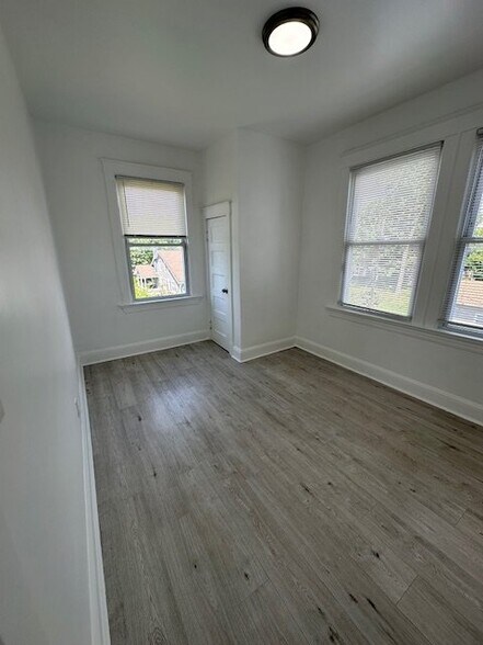 Building Photo - 2700 Roslyn Ave