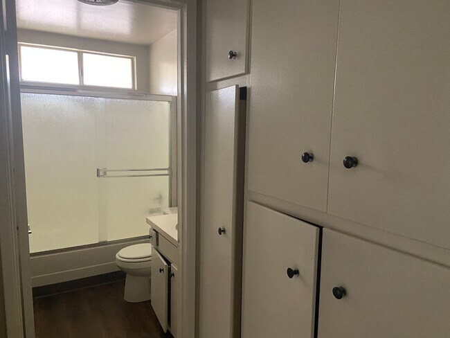 Building Photo - Spacious 1 Bedroom 1 Bath Upstairs Unit Apartment