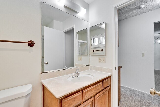 Building Photo - 1st floor corner unit - In Door Laundry- Easy Access to 880 and 237