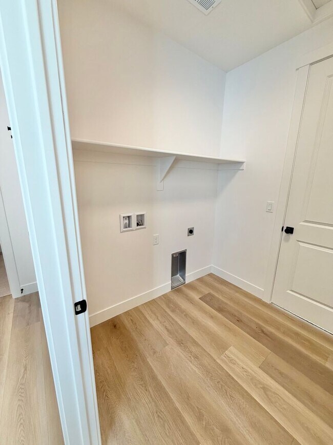 Building Photo - Desert Color 4 Bed Home!