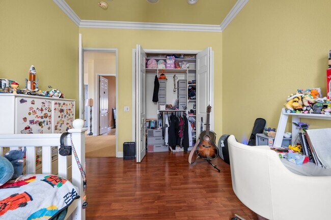 Building Photo - Expansive estate style home - 5 minute drive to SDSU!