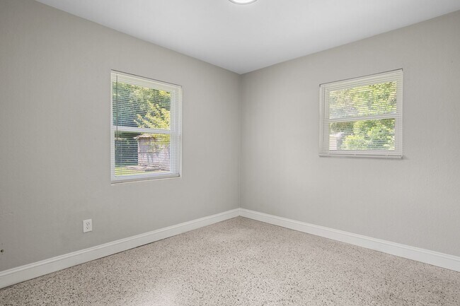 Building Photo - 613 Edgecliff Dr