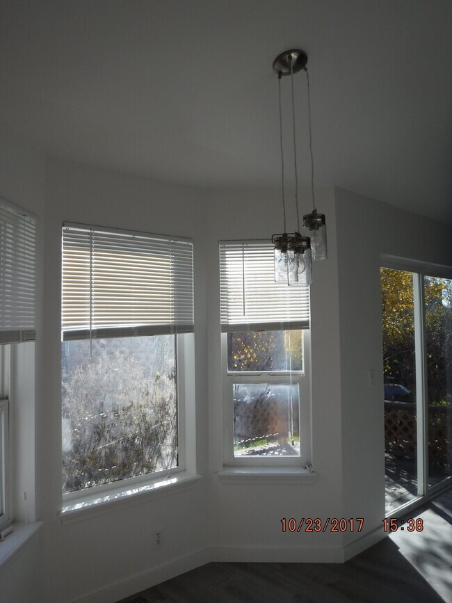Building Photo - Centrally Located and Updated 3BD 2BA
