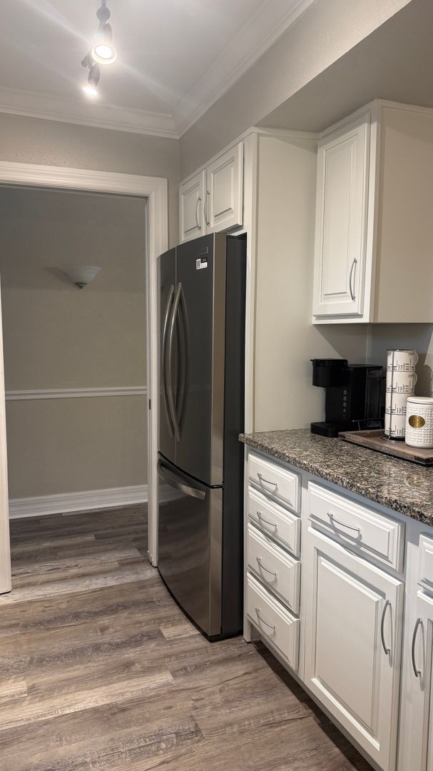 Building Photo - Charming 2/2 Seasonal Rental in Sarasota – Minutes from the Beach! Private Courtyard Included!!
