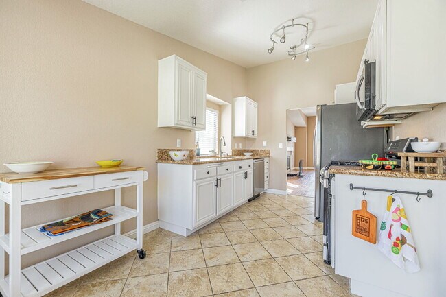 Building Photo - Beautiful 3-Bedroom Home in West Palmdale Community