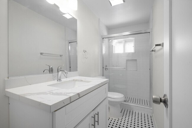 Building Photo - Oversized kitchen and living area!