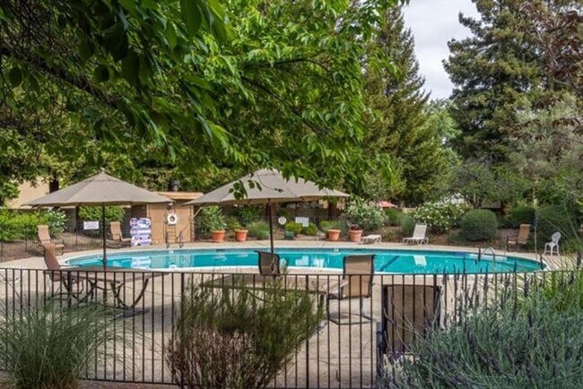 Building Photo - Well Located and Spacious 2 Bedroom 2 Bath Condo in Mountain View