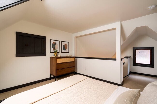 Building Photo - 2319 NW Raleigh St