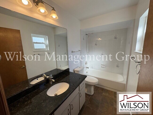 Building Photo - 1420 Flamingo Dr