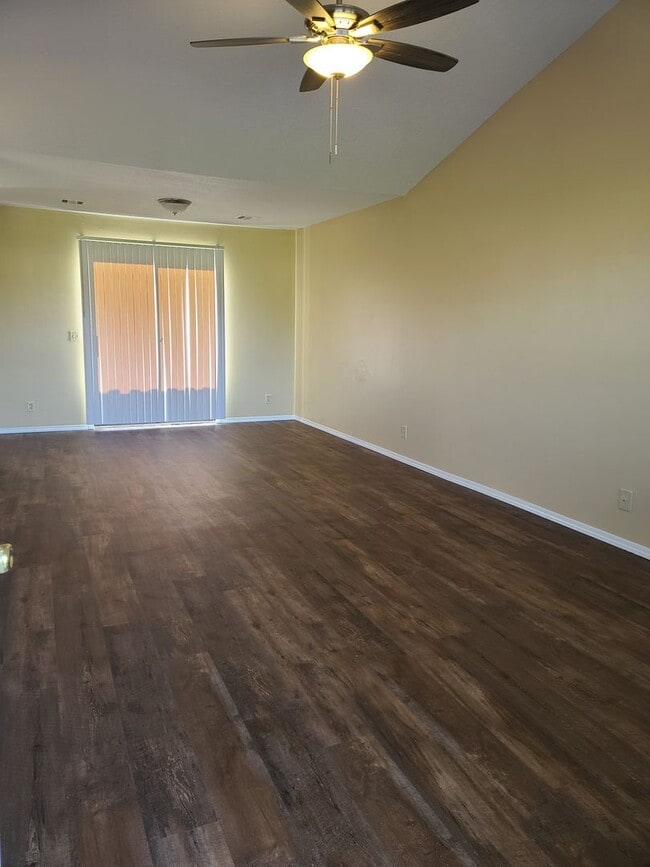 Building Photo - Large One Bedroom