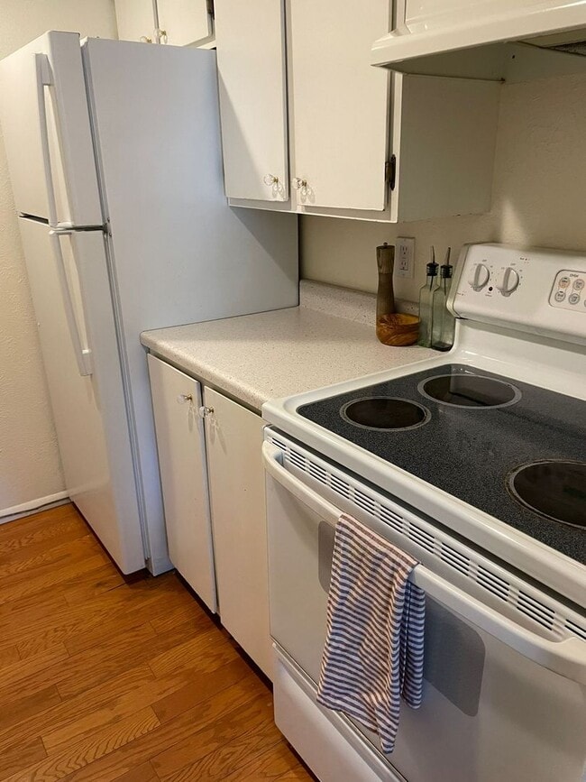 Building Photo - Prelease - 2bd/1.5ba Laminate flooring - Avail. July 2026