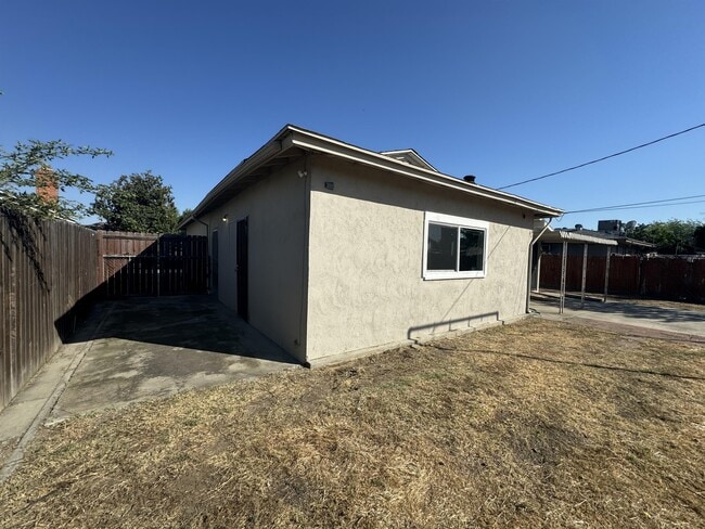 Building Photo - 4133 Kenmore Dr S