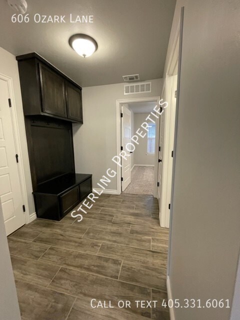 Building Photo - 606 Ozark Ln