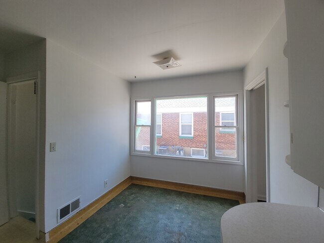 Building Photo - 3plex - Van Buren