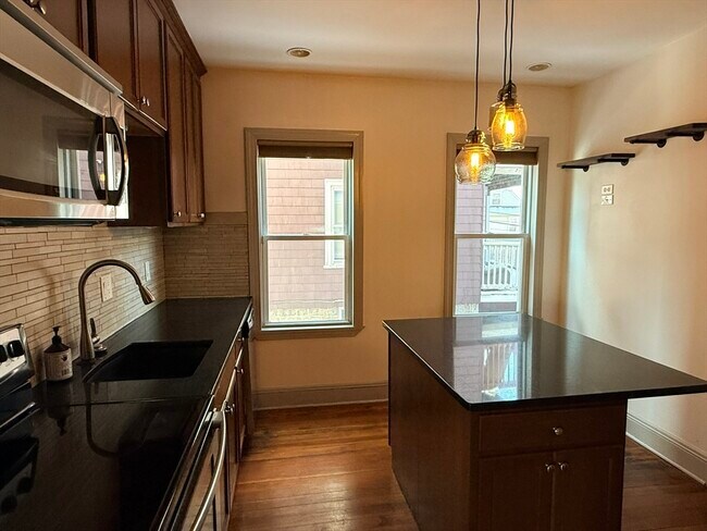 Building Photo - 96 King St