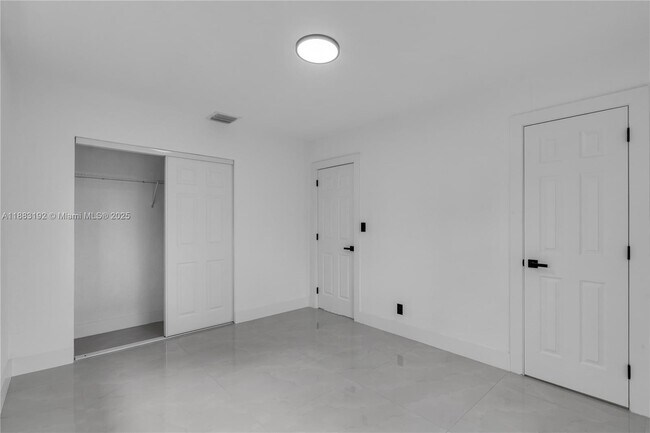 Building Photo - 1000 NW 198th St