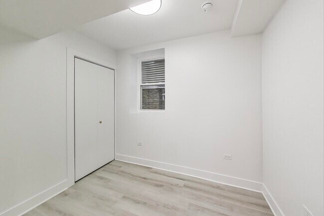 Building Photo - 1437 W Oakdale Ave