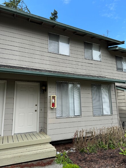 Primary Photo - 950 SW Harrier Cir