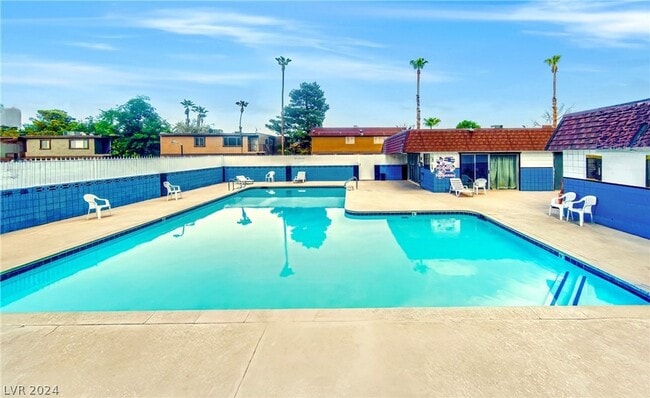 Building Photo - Fully furnished!