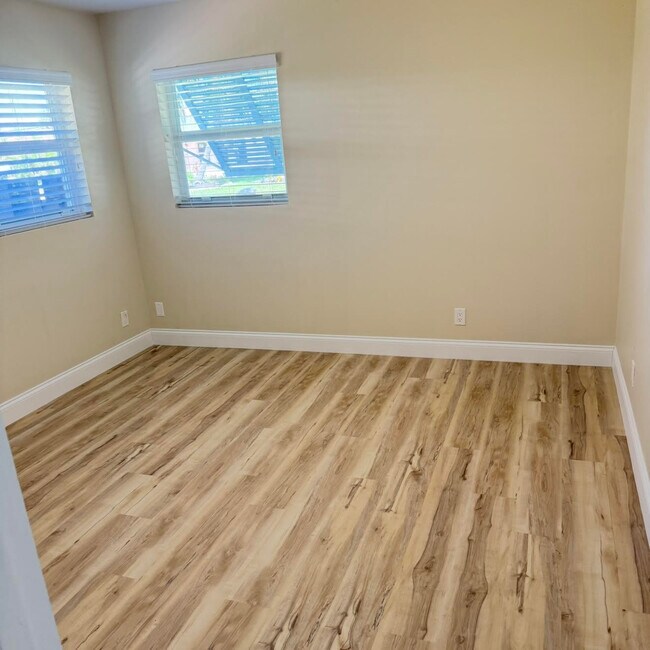 Building Photo - 4073 Lakespur Cir S