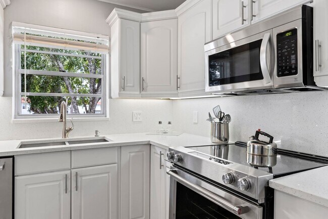 Building Photo - (55+) 2/2 Furnished Condo in Jensen Beach