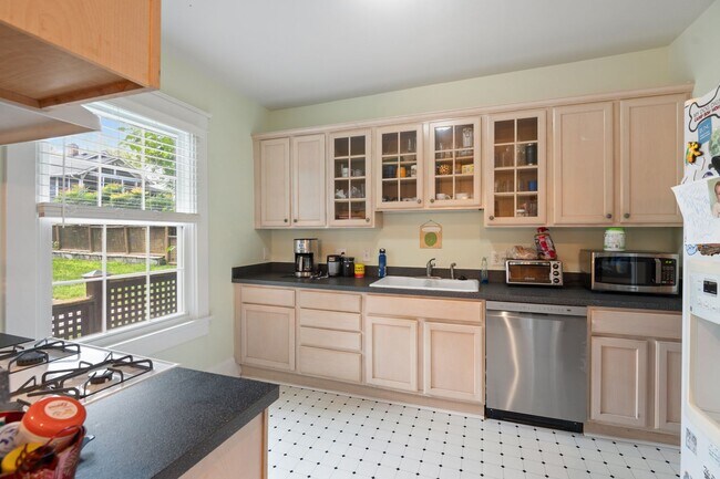 Building Photo - Downtown Raleigh Bungalow: Available September 11th