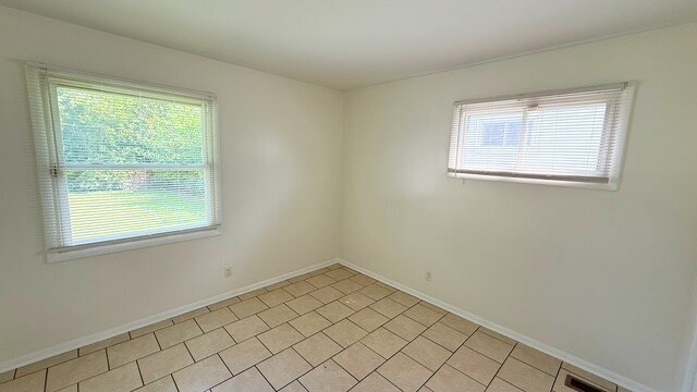 Building Photo - EAST SIDE 3 BEDROOM RANCH HOME AVAILABLE NOW!