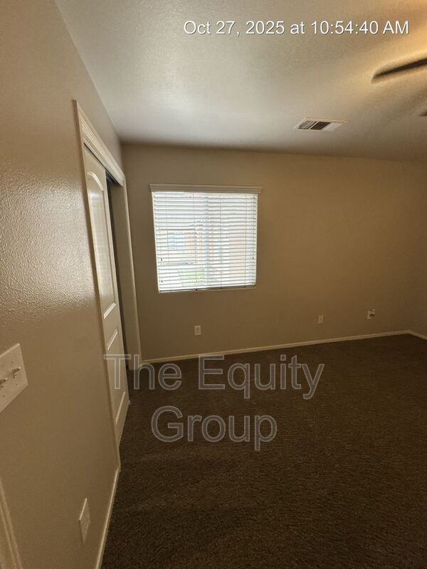 Building Photo - 2752 W Oriole Ave