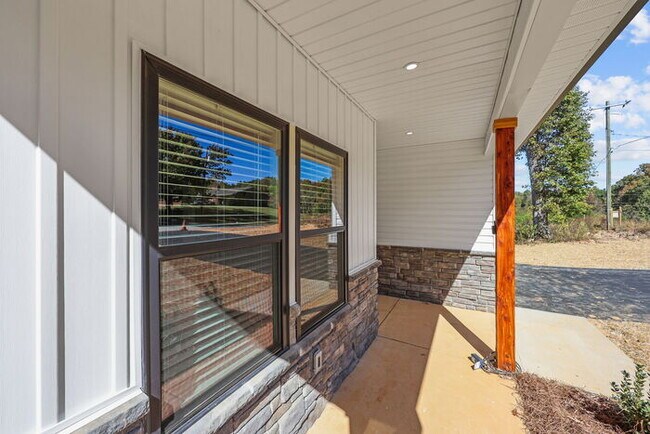 Building Photo - Stunning New Build!