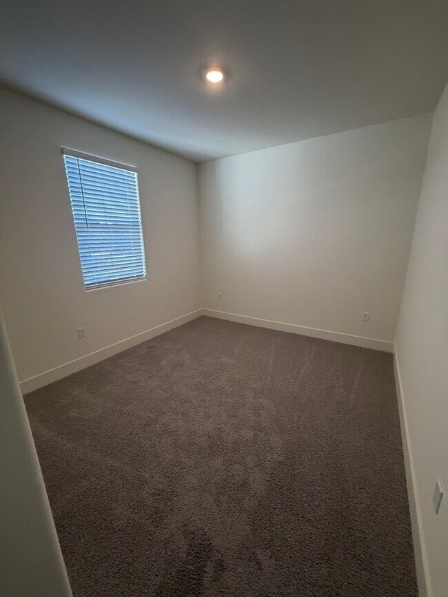 Building Photo - 4021 W Sunnyview Ave