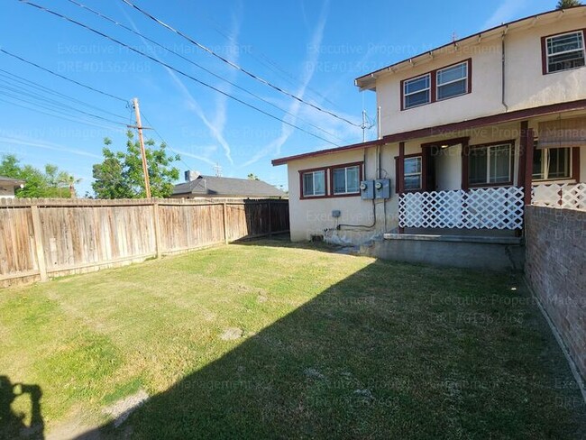 Building Photo - Move in ready. 3 bedrooms/ 1.5 bath, yard,...