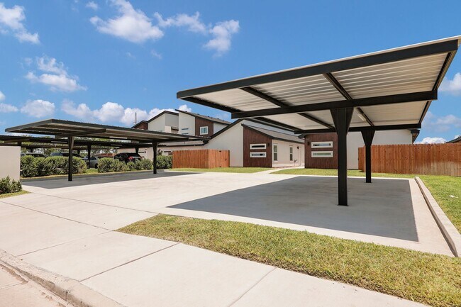 Building Photo - 1502 W Platinum Dr