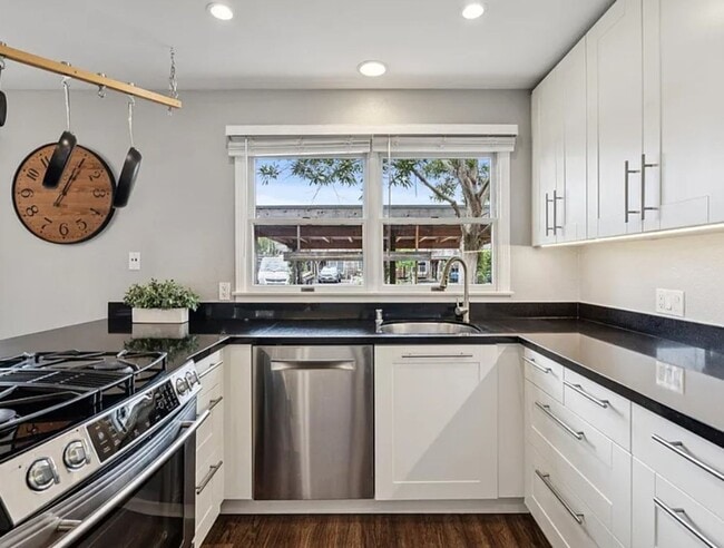 Building Photo - 641 Centre Ct