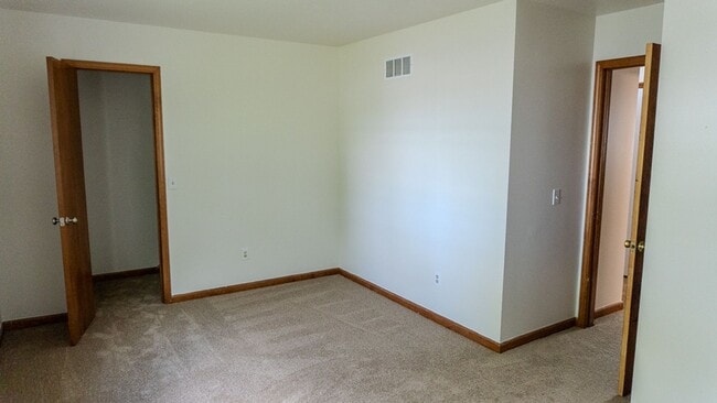 Building Photo - Updated 3-Bedroom Townhouse in Convenient Toledo Location