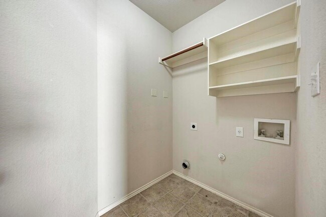 Building Photo - 1124 Alexandria Way