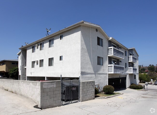 Building Photo - Shasta Circle Apartments