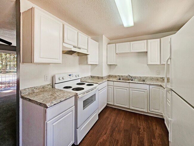 Building Photo - 4/2 Ranch with Fenced Yard - Housing Vouch...