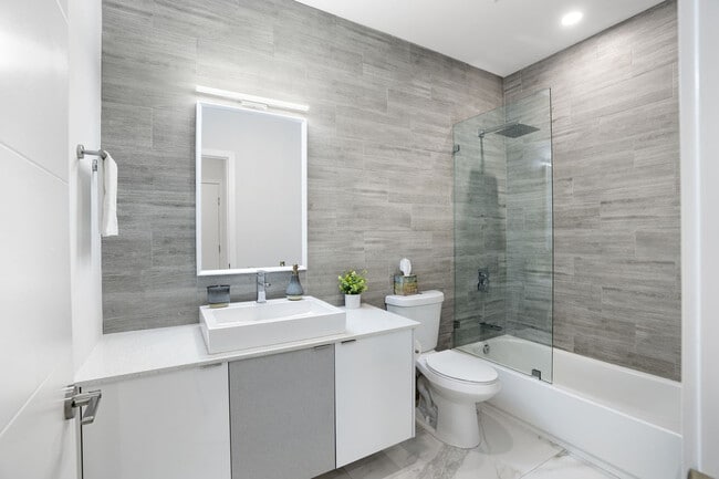 Building Photo - 826 SW 14th Ct