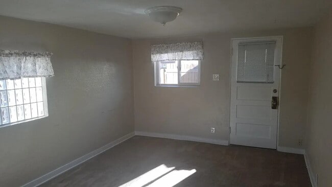 Building Photo - Charming 1-Bed 1-Bath Wheatridge Duplex with Private Fenced Yard & Garage - Available Now!