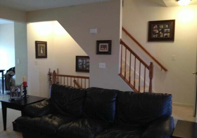 Building Photo - 1065 Lake Pelham Dr
