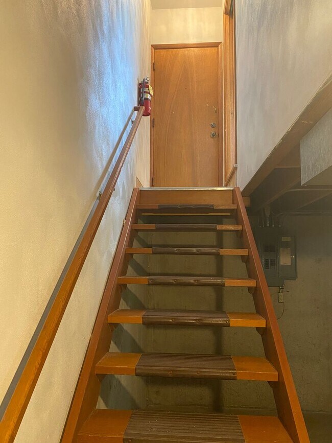 Building Photo - 2325-2327 Victoria Dr SW