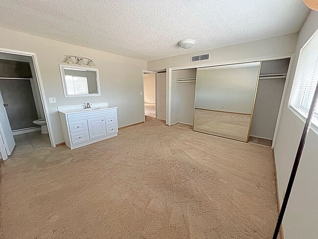 Building Photo - 2 Bedroom Townhome in Las Vegas