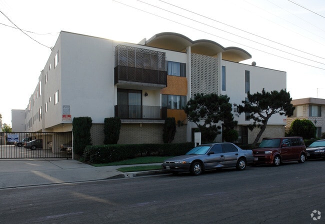 Beach Hill - 916-924 Beach Ave.